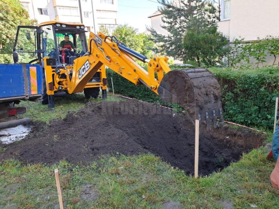 Montarea containerelor de deșeuri semiîngropate a început, de miercuri, în Suceava