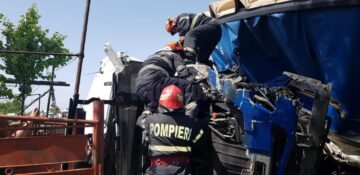 Pompierii au intervenit pentru descarcerarea șoferului din tirul răsturnat care, din păcate, și-a pierdut viața