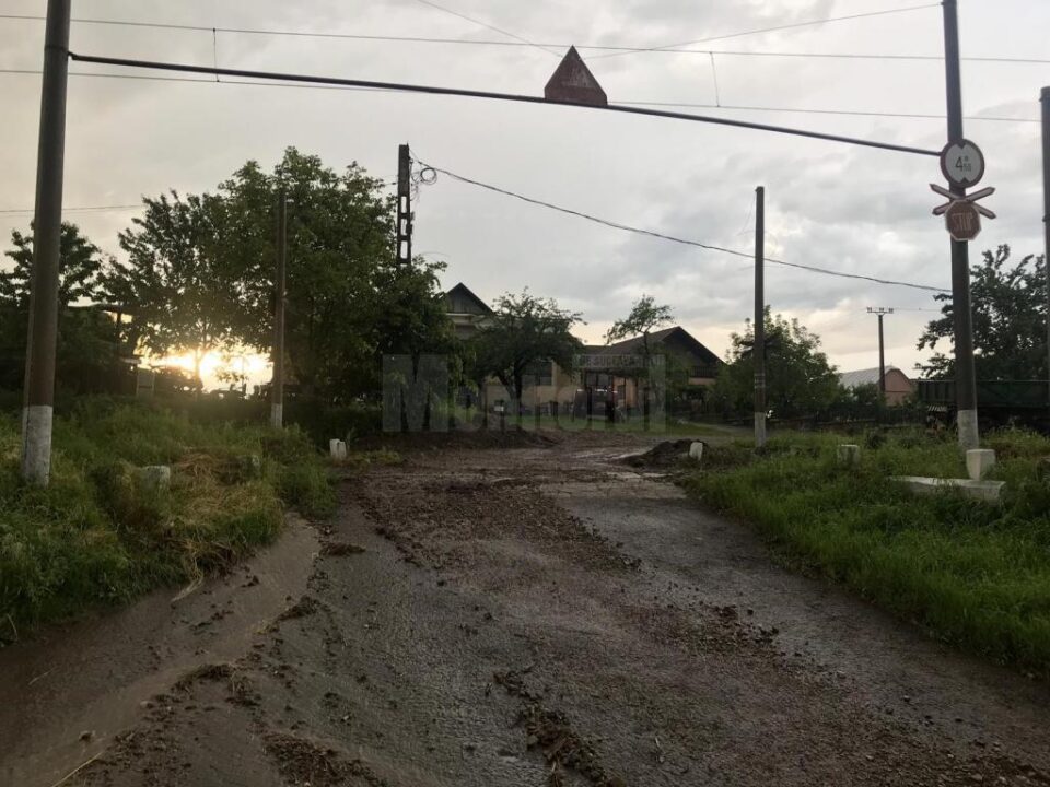Trafic feroviar întrerupt pe linia Suceava-Cacica, din cauza ploilor torențiale