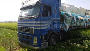Celălalt autotren implicat în accident a fost proiectat pe câmp, unde a parcurs câteva zeci de metri