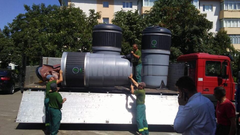 Montarea containerelor de deșeuri semiîngropate a început, de miercuri, în Suceava