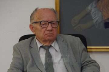 Scriitorul Ioan Iețcu, doctor în medicină, și-a lansat joi volumul „Înainte să fie prea târziu”, la Biblioteca Bucovinei