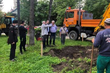 Montarea containerelor de deșeuri semiîngropate a început de miercuri