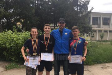 Antrenorul Iustin Tătărău alături de cei trei sportivi medaliați la naționalele școlare