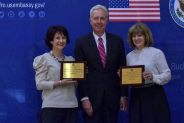 Carmen Uscatu, din Fălticeni, ambasadorul Hans Klemm și Oana Gheorghiu