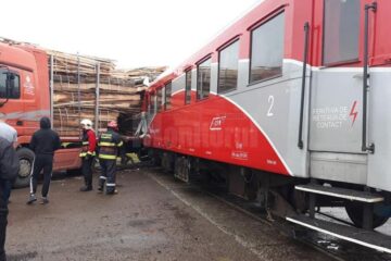 Patru persoane au fost rănite după ce un tir a fost lovit de trenul Suceava – Putna