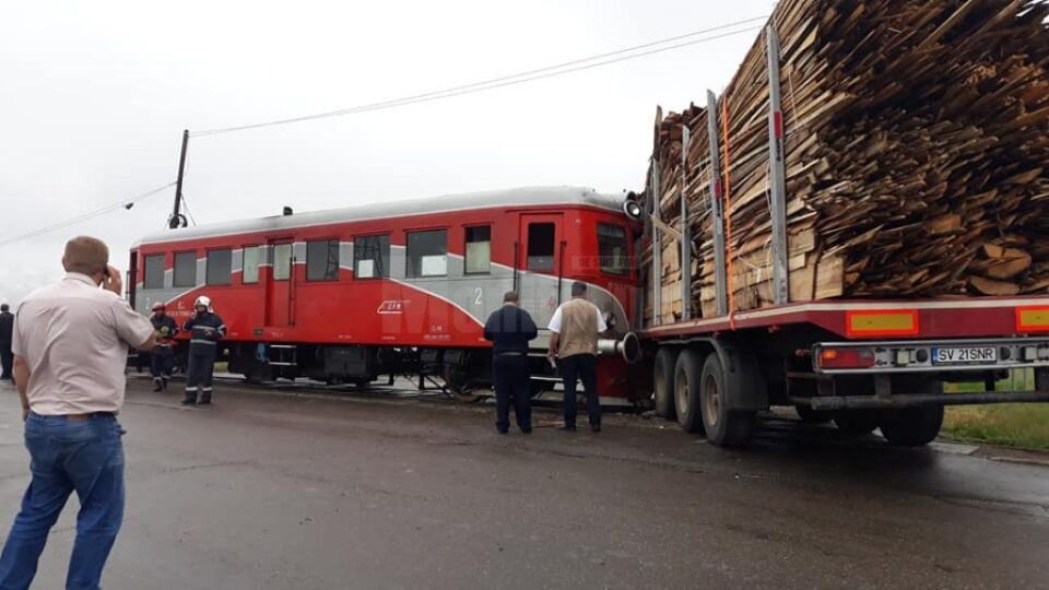 Patru persoane au fost rănite după ce un tir a fost lovit de trenul Suceava – Putna
