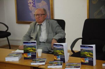 Scriitorul Ioan Iețcu, doctor în medicină, și-a lansat joi volumul „Înainte să fie prea târziu”, la Biblioteca Bucovinei
