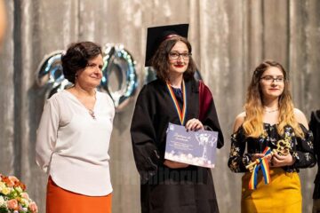 Miruna Chirilă (centru) este șefa promoției 2019