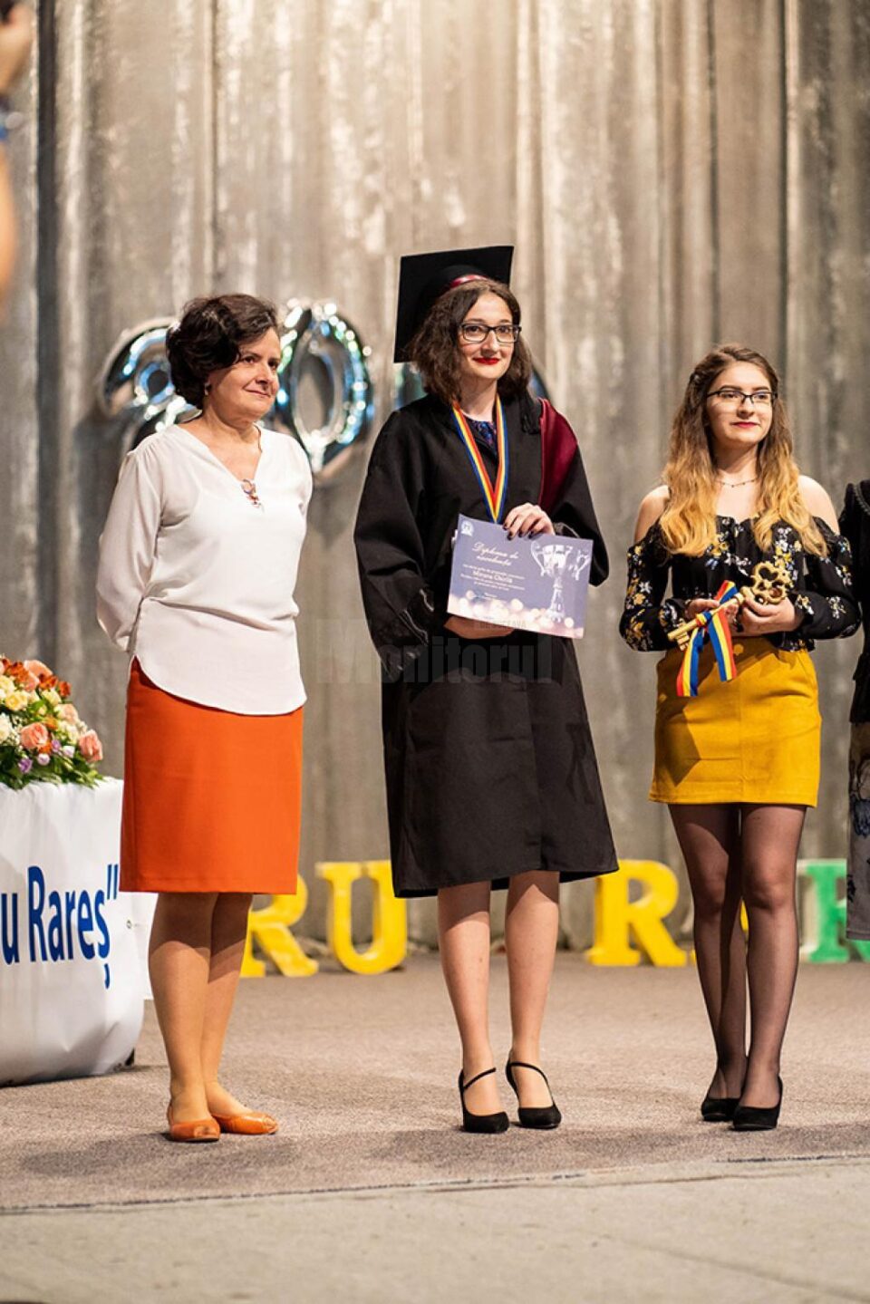 Miruna Chirilă (centru) este șefa promoției 2019
