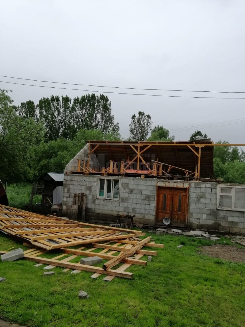 O serie de drumuri din comună au fost acoperite cu aluviuni