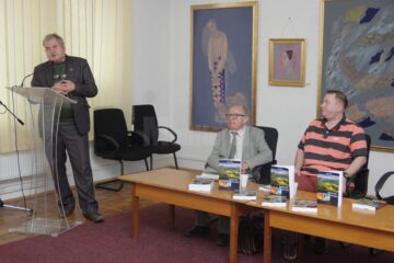Scriitorul Ioan Iețcu, doctor în medicină, și-a lansat joi volumul „Înainte să fie prea târziu”, la Biblioteca Bucovinei