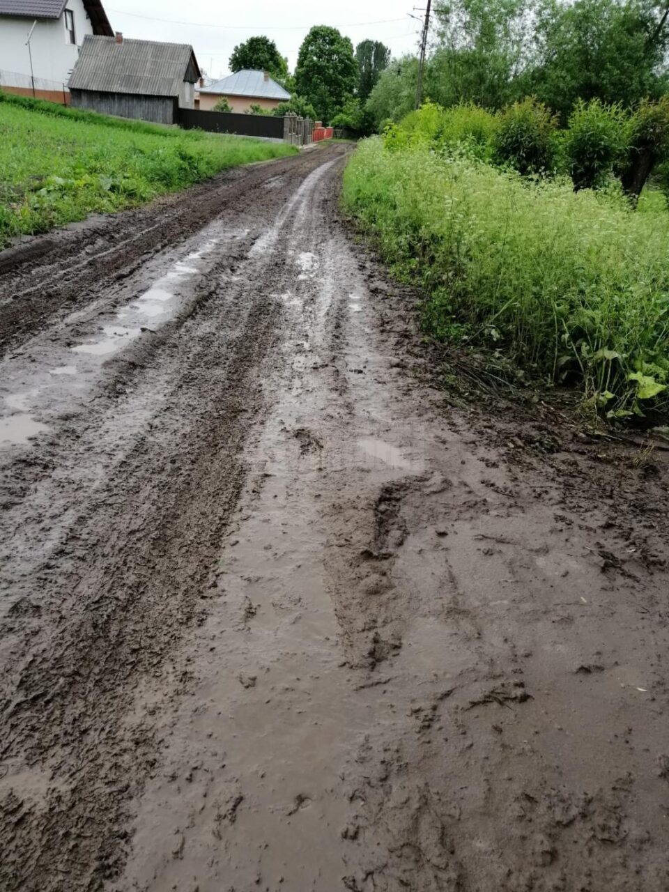 O serie de drumuri din comună au fost acoperite cu aluviuni