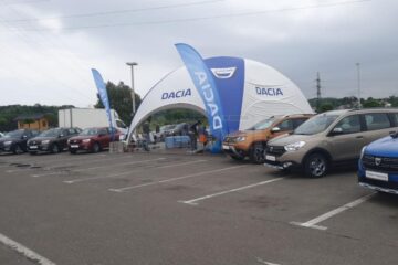 Standul și autoturismele Dacia expuse în cadrul evenimentului care are loc în aceste zile la Iulius Mall