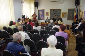 Scriitorul Ioan Iețcu, doctor în medicină, și-a lansat joi volumul „Înainte să fie prea târziu”, la Biblioteca Bucovinei