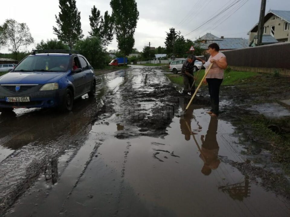 O serie de drumuri din comună au fost acoperite cu aluviuni