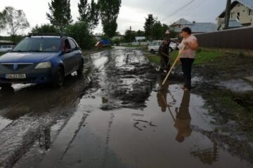O serie de drumuri din comună au fost acoperite cu aluviuni