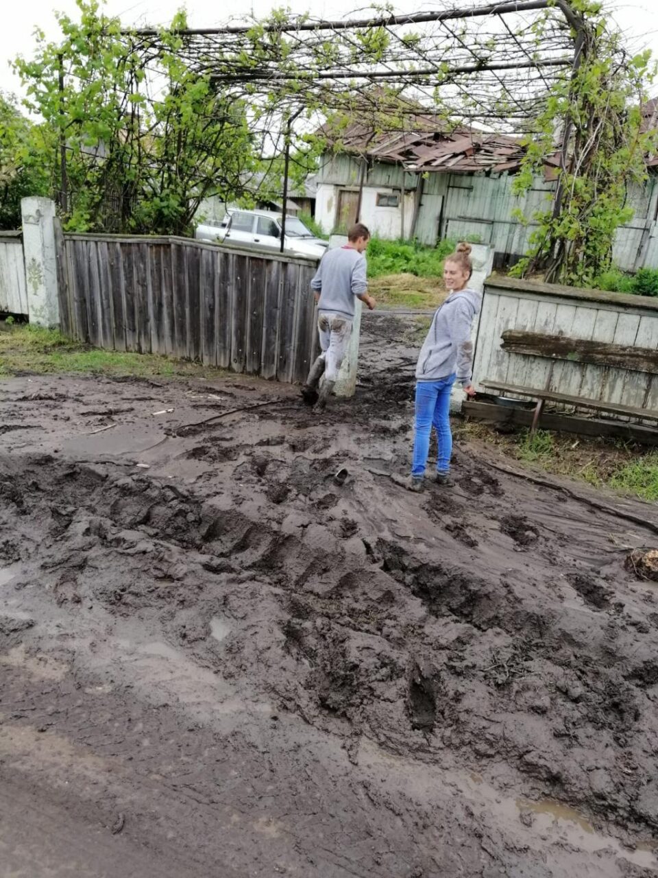 O serie de drumuri din comună au fost acoperite cu aluviuni