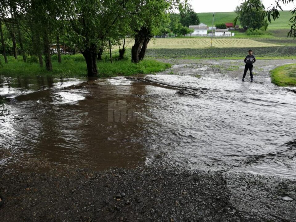 O serie de drumuri din comună au fost acoperite cu aluviuni