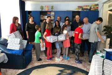 Colectivul Casei de Asigurări de Sănătate Suceava le-a oferit cadouri copiilor din Casa de tip familial „Colț Alb”, cu ocazia Zilei Internaționale a Copilului