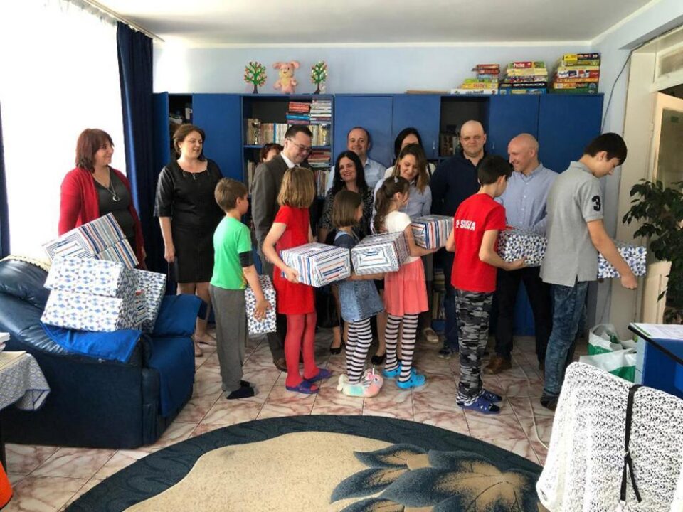 Colectivul Casei de Asigurări de Sănătate Suceava le-a oferit cadouri copiilor din Casa de tip familial „Colț Alb”, cu ocazia Zilei Internaționale a Copilului Colectivul Casei de Asigurări de Sănătate Suceava le-a oferit cadouri copiilor din Casa de tip familial „Colț Alb”, cu ocazia Zilei Internaționale a Copilului