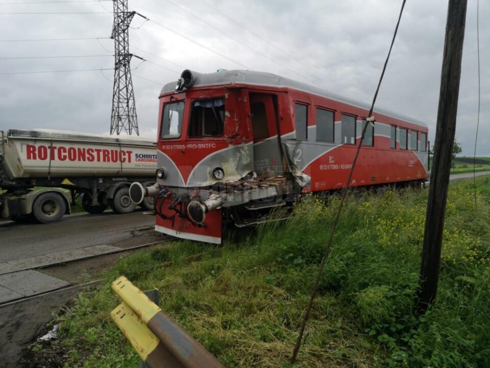 Trenul a lovit un autocamion la ieșirea din Rădăuți spre Dornești