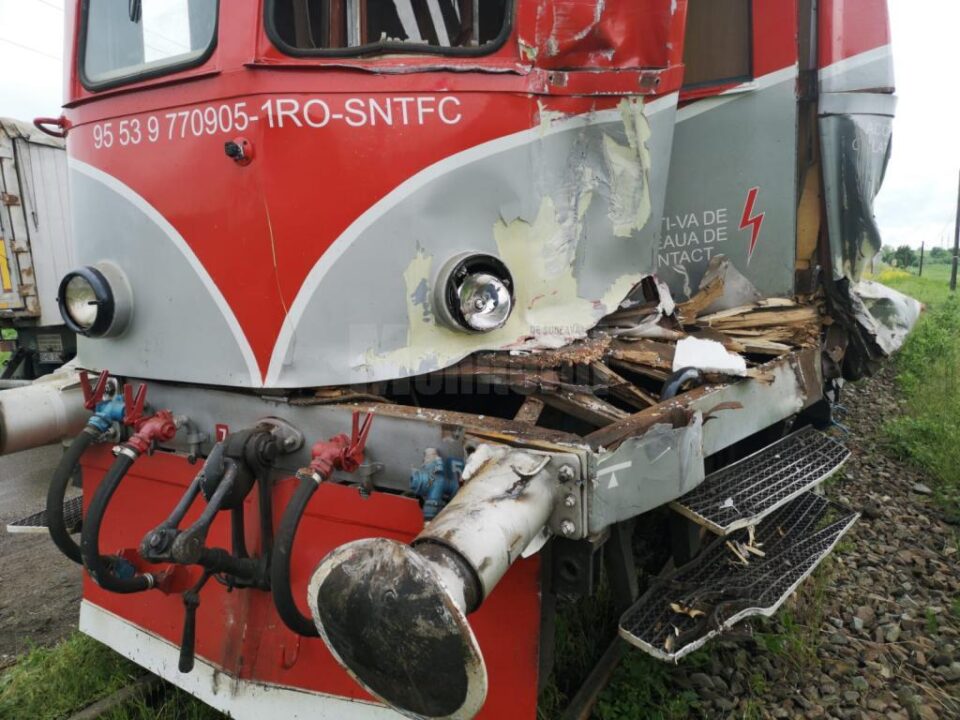 Trenul a lovit un autocamion la ieșirea din Rădăuți spre Dornești
