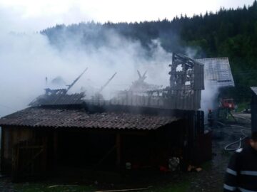 Șase persoane, printre care și trei copii, au rămas fără un acoperiș deasupra capului în urma unui devastator incendiu