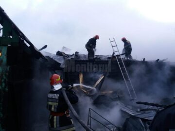 Șase persoane, printre care și trei copii, au rămas fără un acoperiș deasupra capului în urma unui devastator incendiu