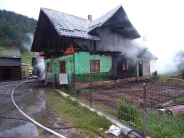 Șase persoane, printre care și trei copii, au rămas fără un acoperiș deasupra capului în urma unui devastator incendiu