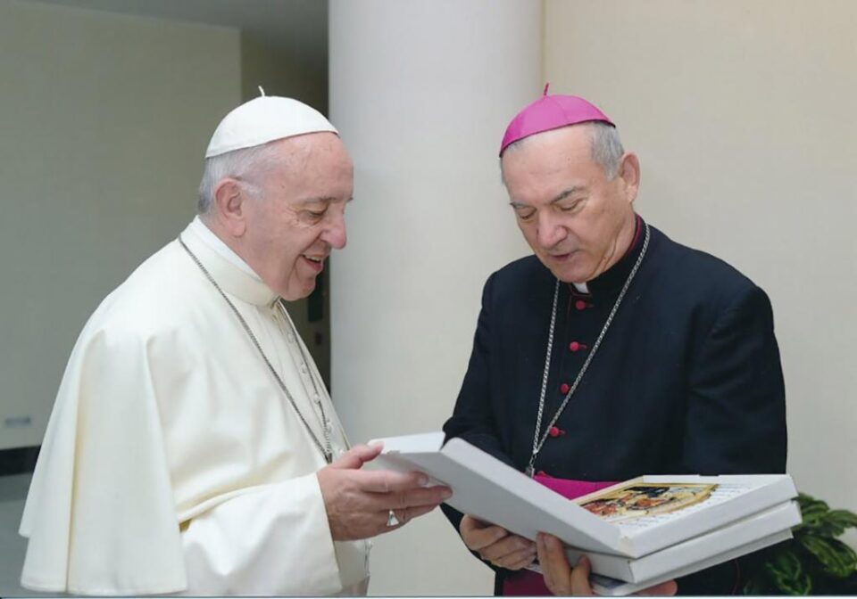 Preotul sucevean Anton Bișoc, în vârstă de 98 de ani, cel mai bătrân din Diaceza de Iași, i-a oferit Papei Francisc o lumânare aprinsă