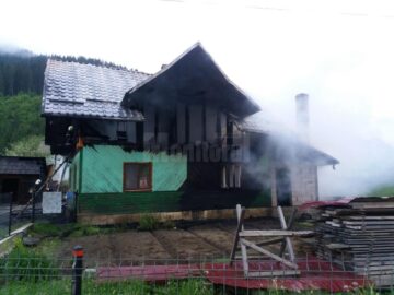 Șase persoane, printre care și trei copii, au rămas fără un acoperiș deasupra capului în urma unui devastator incendiu