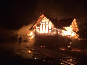 Un devastator incendiu a lăsat șase persoane fără un acoperiș deasupra capului