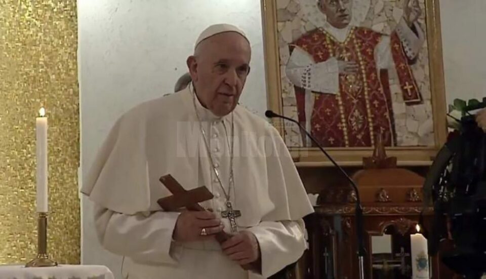 Preotul sucevean Anton Bișoc, în vârstă de 98 de ani, cel mai bătrân din Diaceza de Iași, i-a oferit Papei Francisc o lumânare aprinsă