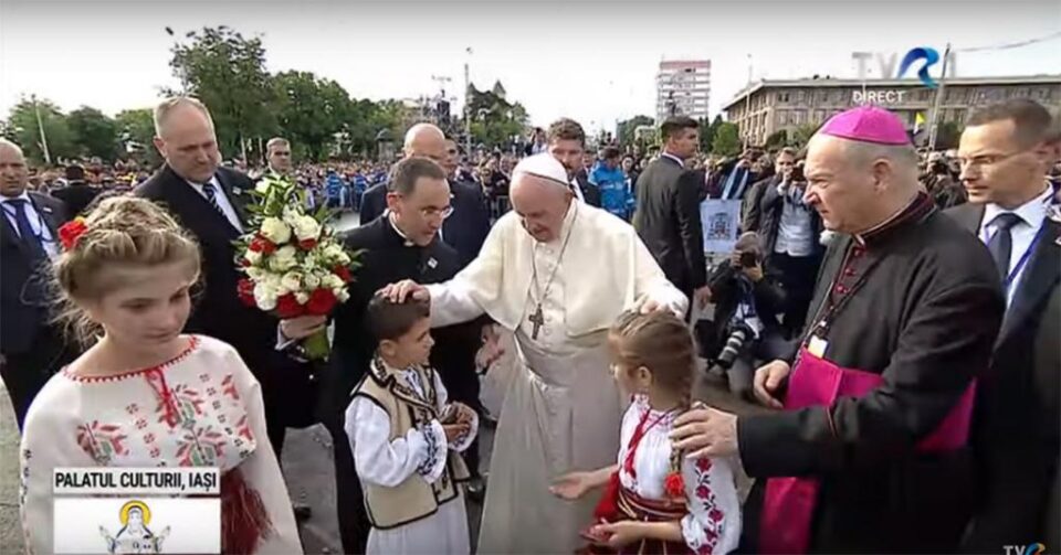 Papa Francisc și PS Petru Gherghel la Iași