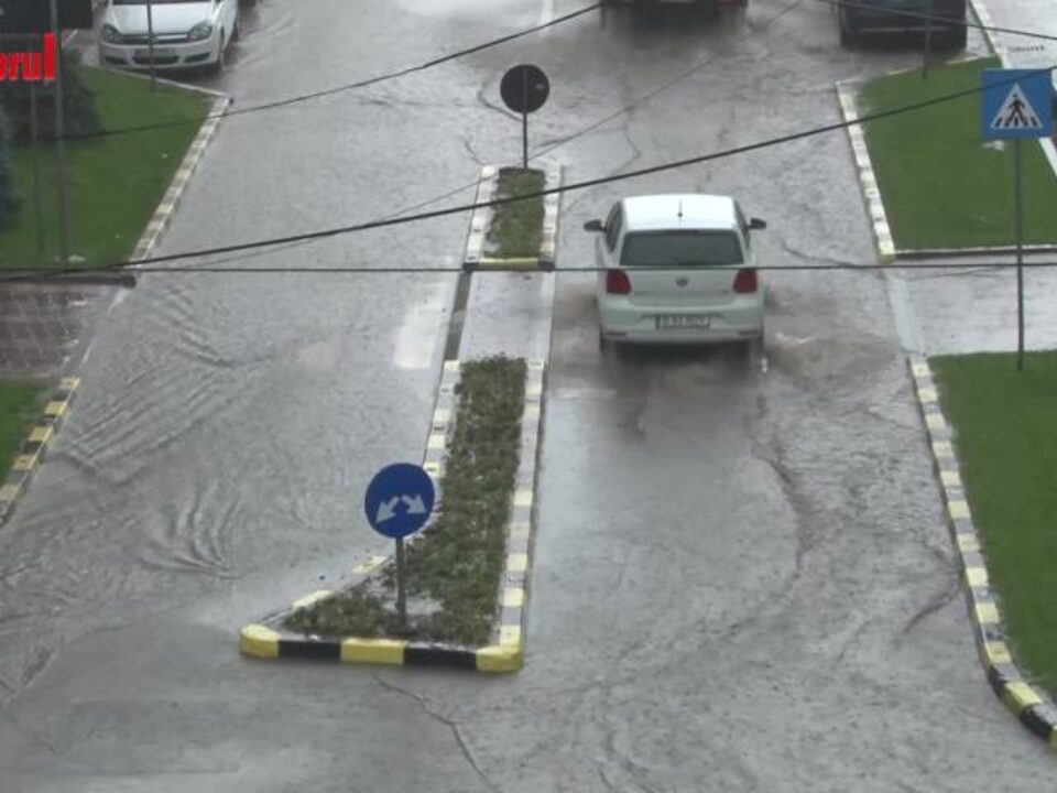 Câteva minute de ploaie au transformat străzile Sucevei în adevărate canale navigabile Câteva minute de ploaie au transformat străzile Sucevei în adevărate canale navigabile