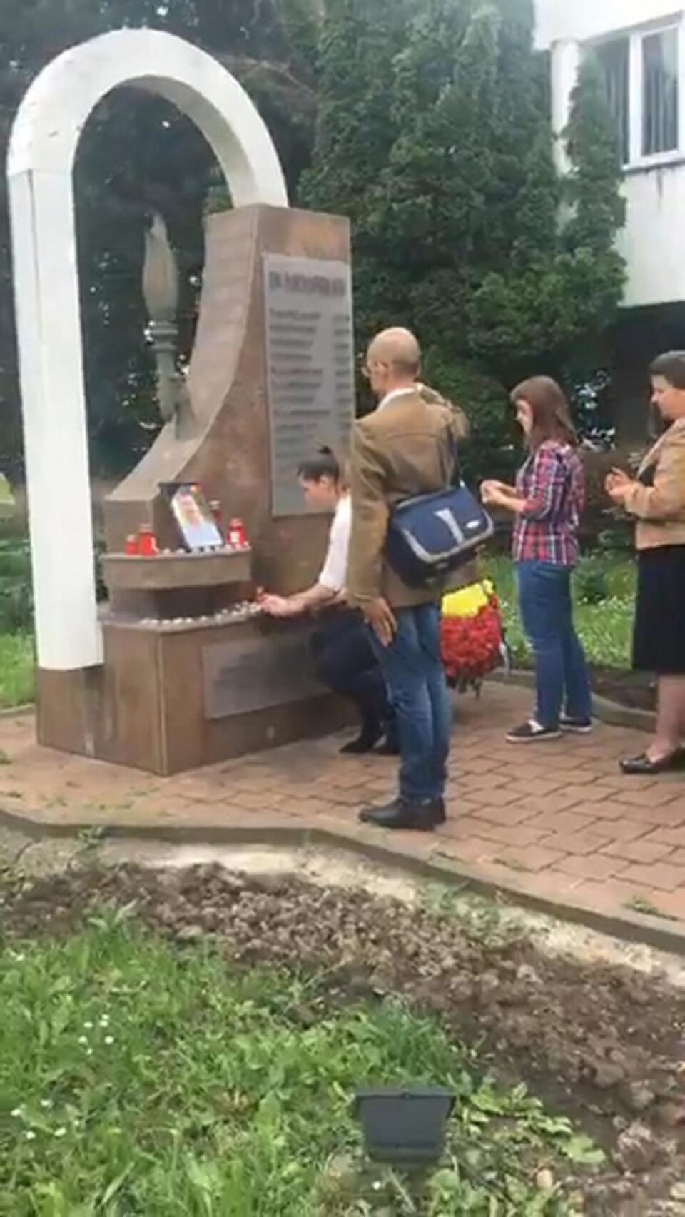 Polițiștii suceveni au aprins lumânări pentru colegul împușcat la Timiș