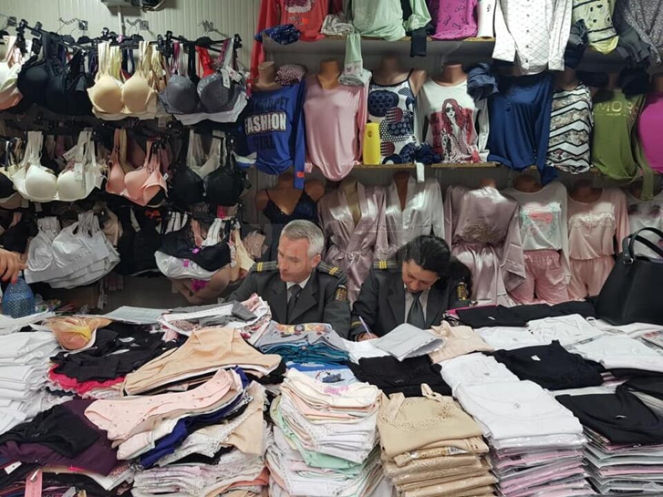 Inspectorii Antifraudă au descins în această dimineață în bazarul Sucevei