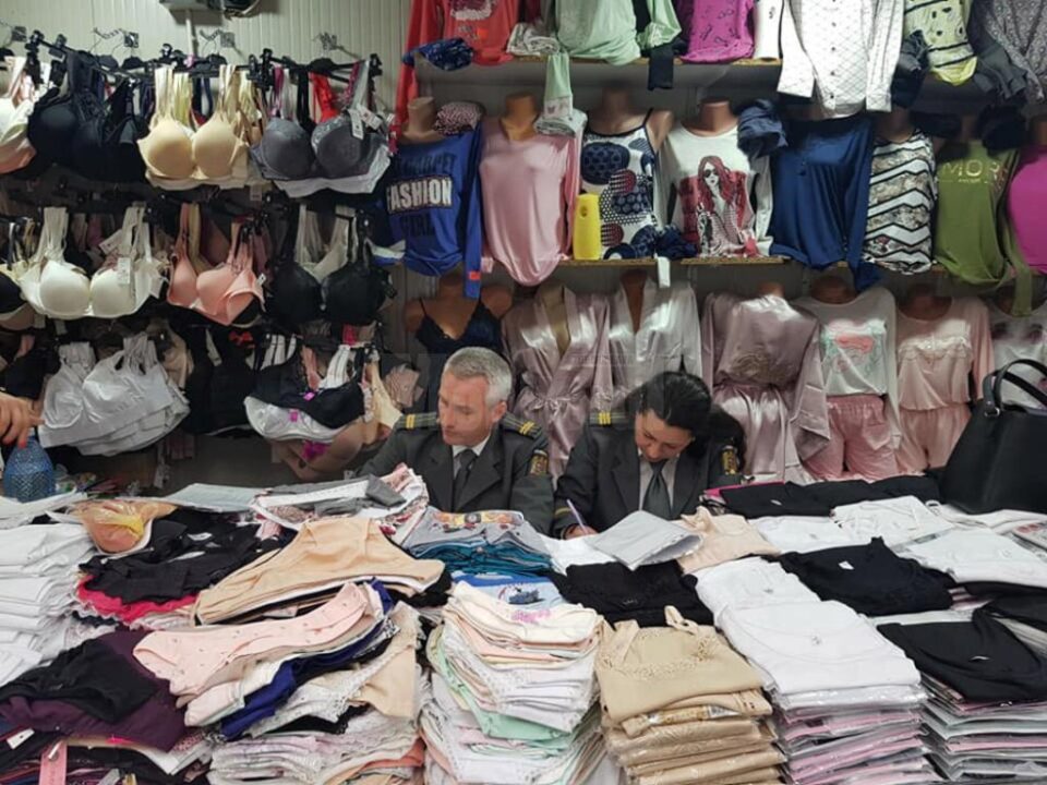 Inspectorii ANAF au verificat câteva zeci de chioșcuri din Bazarul Sucevei