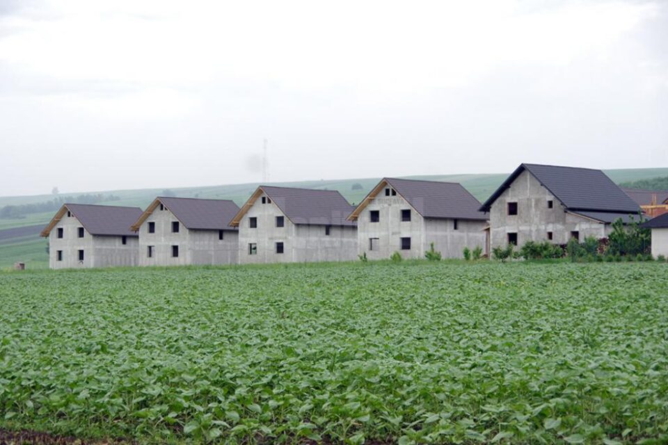 Casele înghit tot mai mult din câmpurile din jurul Sucevei