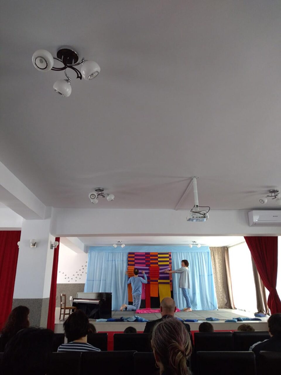 Spectacolul „Tapis”, dedicat copiilor cu tulburări din spectrul autist, la Centrul Școlar Suceava