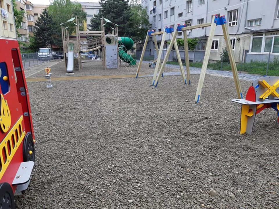 Lucrările de amenajare a celui mai mare loc de joacă din Suceava se apropie de final