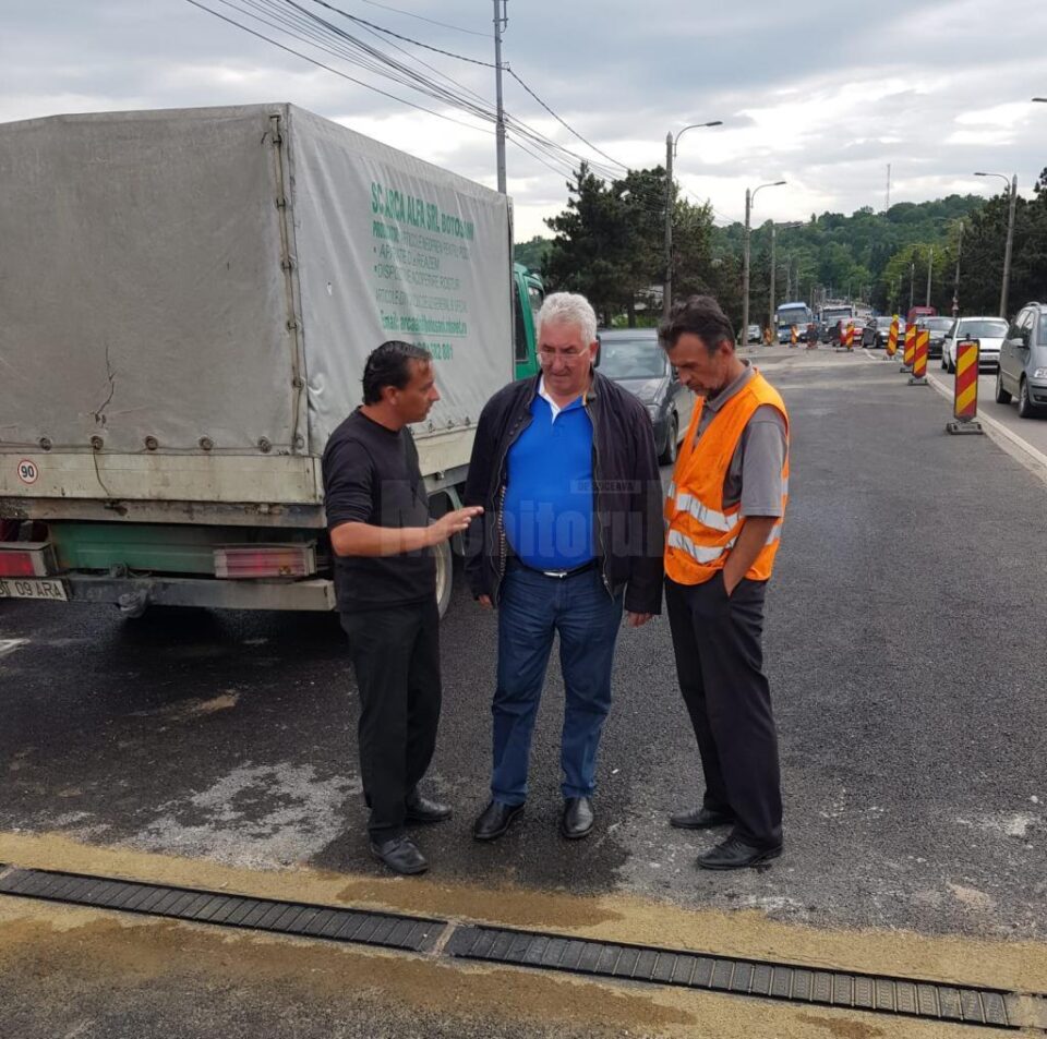 Circulația pe ambele sensuri, pe patru benzi, redeschisă de marți pe podul de la Bazar