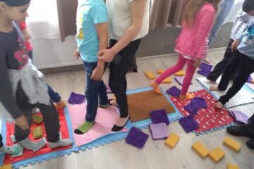 Spectacolul „Tapis”, dedicat copiilor cu tulburări din spectrul autist, la Centrul Școlar Suceava