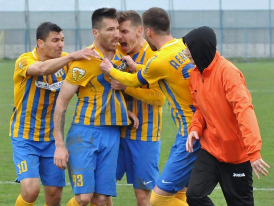 Valentin Buhăcianu, felicitat de coechipieri după o nouă reușită. Foto frf.ro