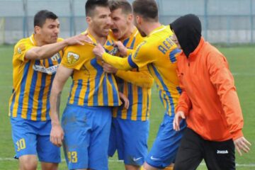 Valentin Buhăcianu, felicitat de coechipieri după o nouă reușită. Foto frf.ro