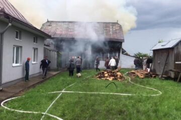 Șura a fost lovită de trăsnet