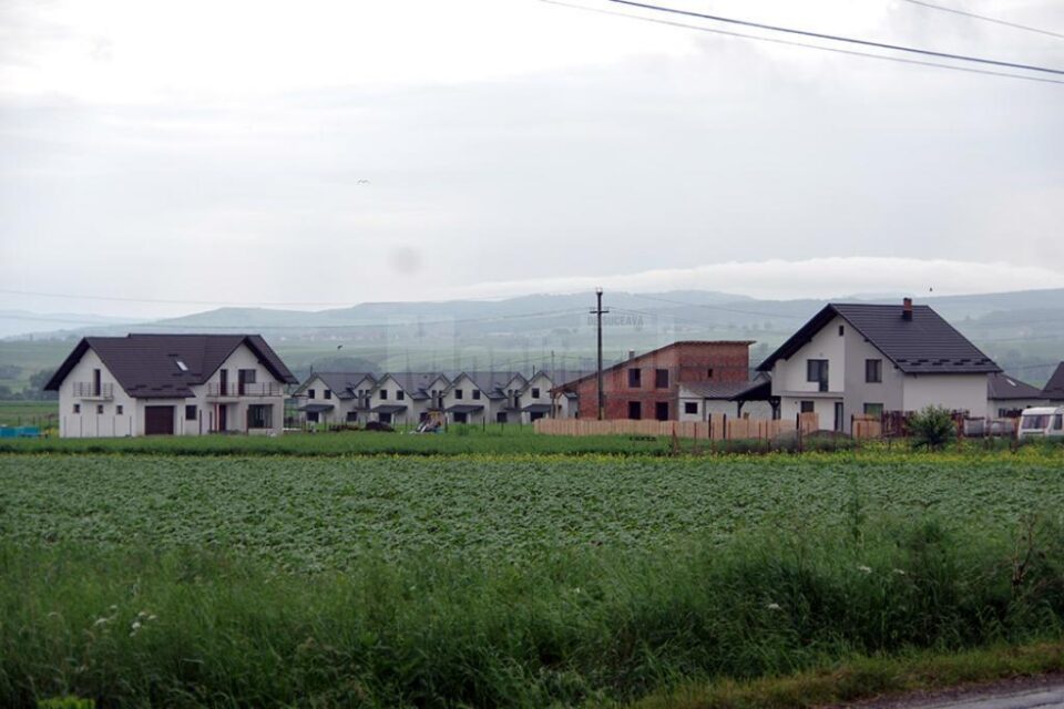 Casele înghit tot mai mult din câmpurile din jurul Sucevei