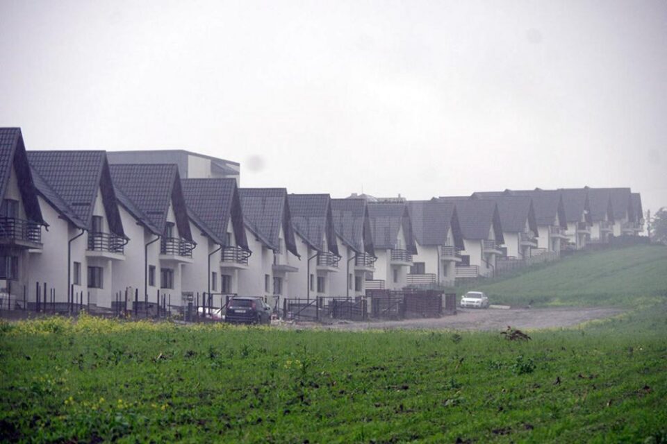 Casele înghit tot mai mult din câmpurile din jurul Sucevei