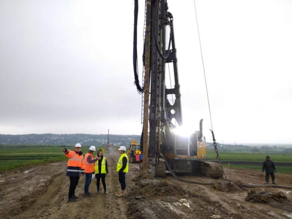 Prefectul Mirela Adomnicăi la șoseaua de centură a Sucevei Prefectul Mirela Adomnicăi la șoseaua de centură a Sucevei